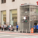 Imagen para el artículo titulado Disfrazan de Apple Store un ascensor de entrada al metro y ponen a 50 personas haciendo cola para el iPhone X